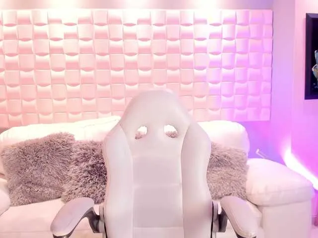 Live sex webcam photo for LaurieStevens #272263767