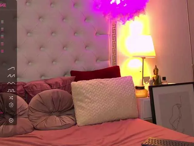 Live sex webcam photo for LaylaWood #276380594