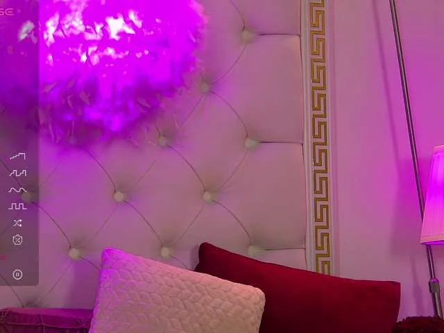 Live sex webcam photo for LaylaWood #277585965