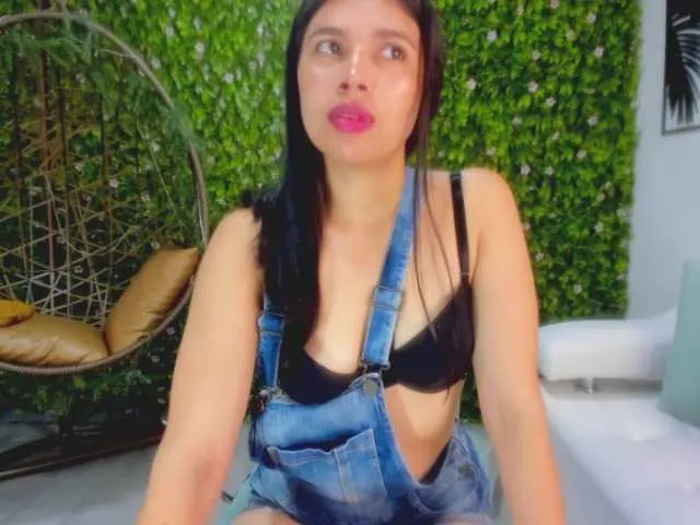 Live sex webcam photo for LeahScott #272294524
