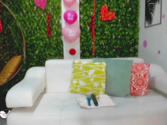 Live sex webcam photo for LeahScott #272409870