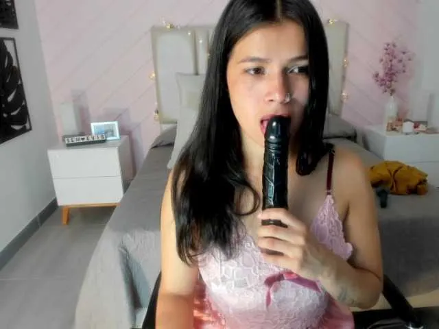 Live sex webcam photo for LeahScott #272654604