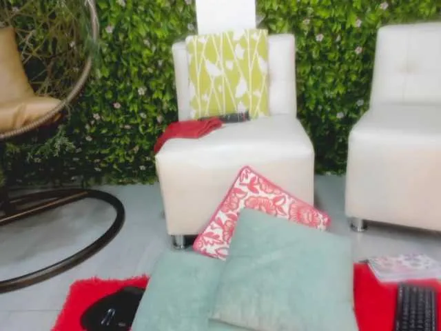 Live sex webcam photo for LeahScott #272801484