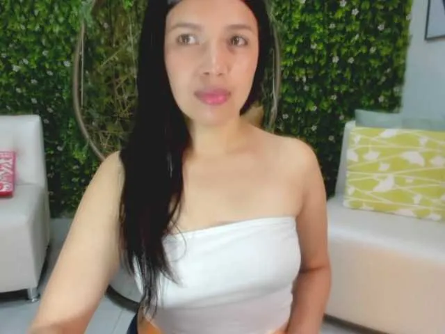 Live sex webcam photo for LeahScott #272829104