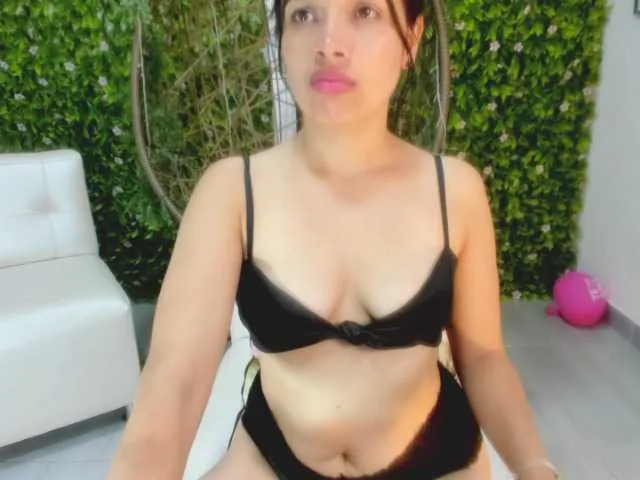 Live sex webcam photo for LeahScott #272858995