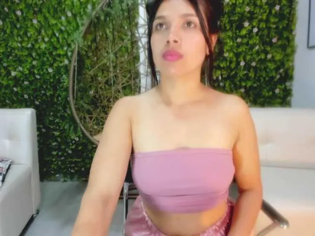 Live sex webcam photo for LeahScott #272867588
