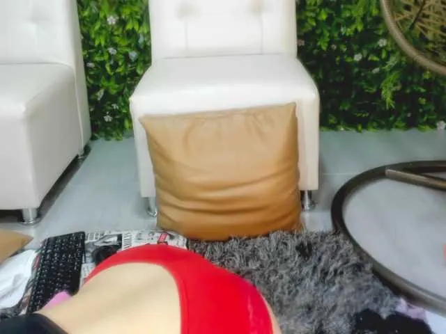 Live sex webcam photo for LeahScott #272886874