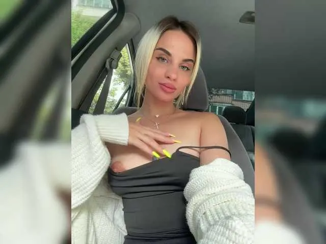 Live sex webcam photo for LedyMiya #291526956