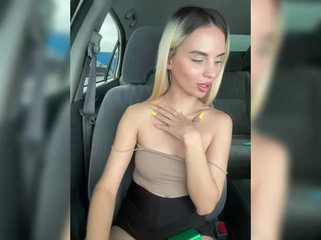 Live sex webcam photo for LedyMiya #291594276