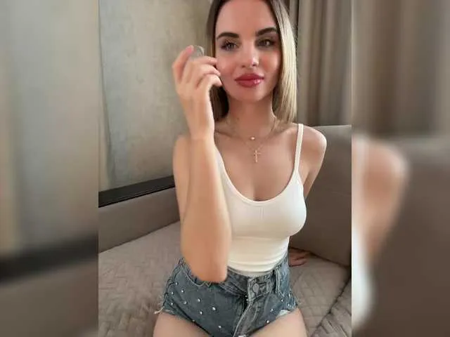 Live sex webcam photo for LedyMiya #292267516