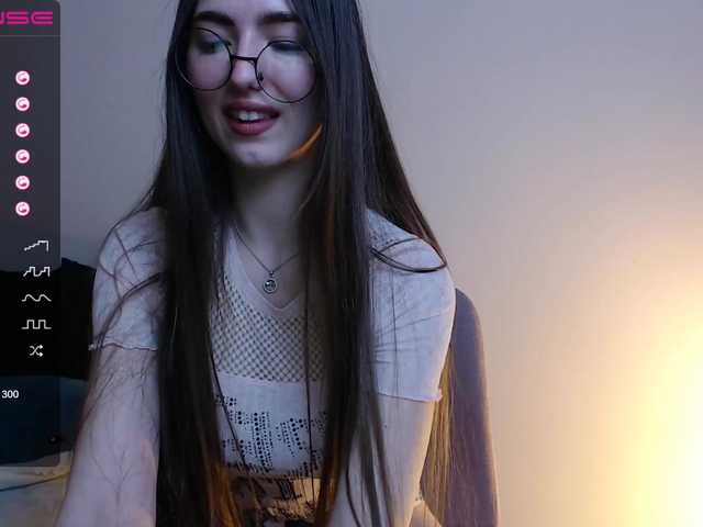 Live sex webcam photo for LeeLoo4 #272233027