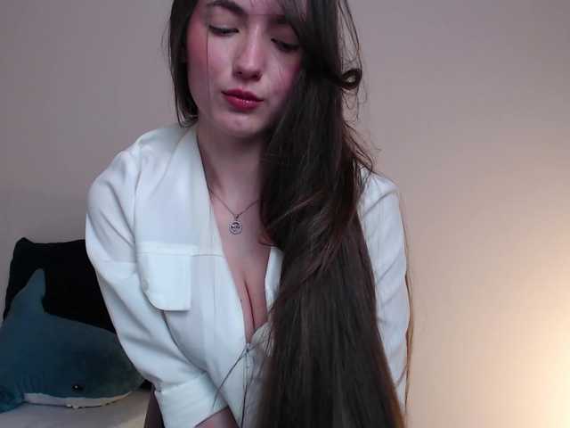 Live sex webcam photo for LeeLoo4 #273037165