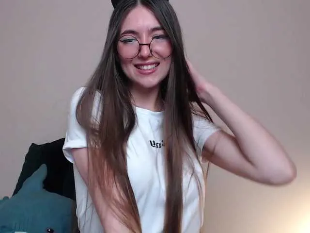 Live sex webcam photo for LeeLoo4 #273684269