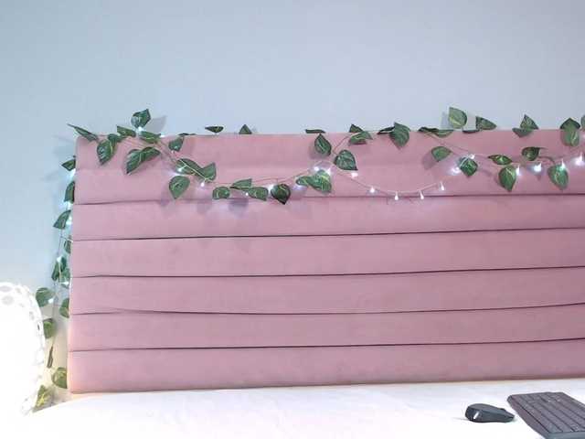 Live sex webcam photo for LenaLewis #276679138