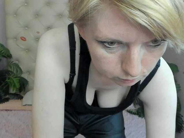 Live sex webcam photo for LenaPaulles #278145764