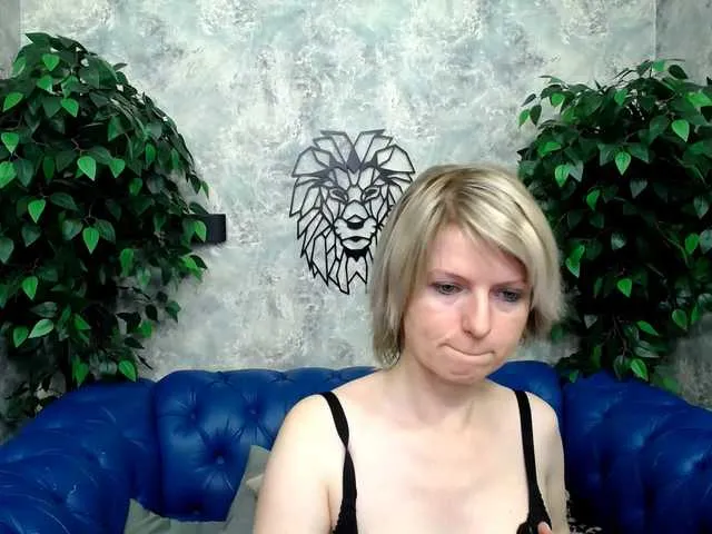 Live sex webcam photo for LenaPaulles #290189455