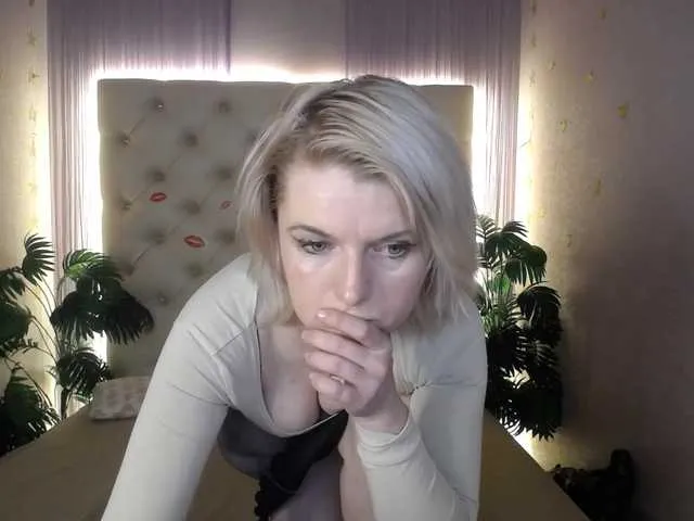 Live sex webcam photo for LenaPaulles #290271409