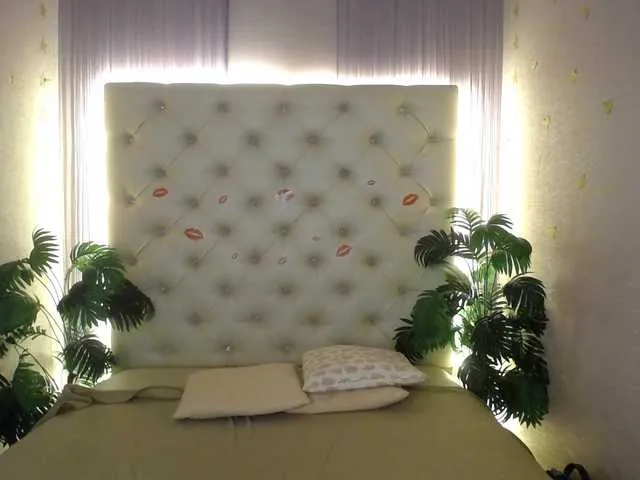 Live sex webcam photo for LenaPaulles #290278644