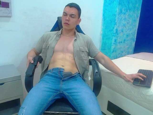 Live sex webcam photo for Leo1608a #276139430