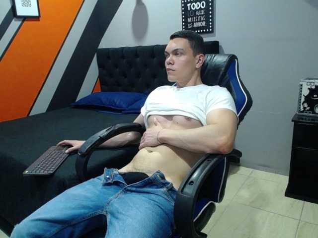 Live sex webcam photo for Leo1608a #276178356