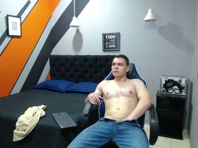 Live sex webcam photo for Leo1608a #276186310