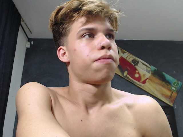 Live sex webcam photo for LeoDavis #276678976