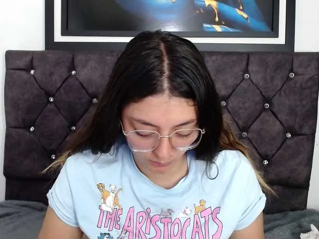 Live sex webcam photo for Lesliee22 #275611363