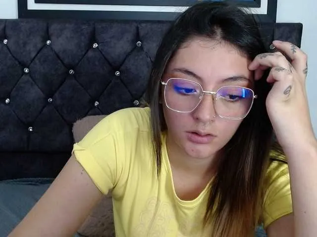 Live sex webcam photo for Lesliee22 #275618493