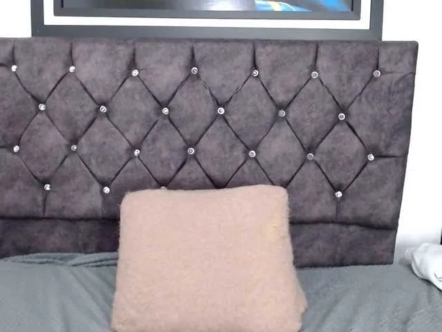 Live sex webcam photo for Lesliee22 #275645403