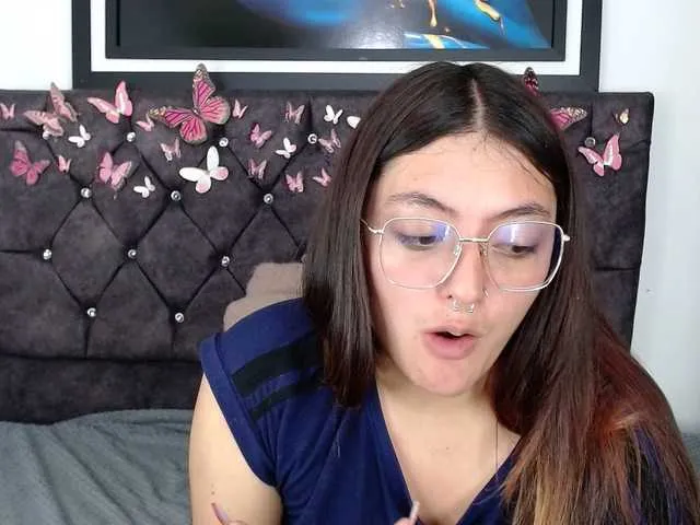 Live sex webcam photo for Lesliee22 #276569424