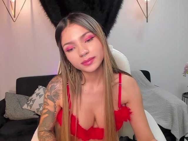 Live sex webcam photo for LexieWayne #288040047