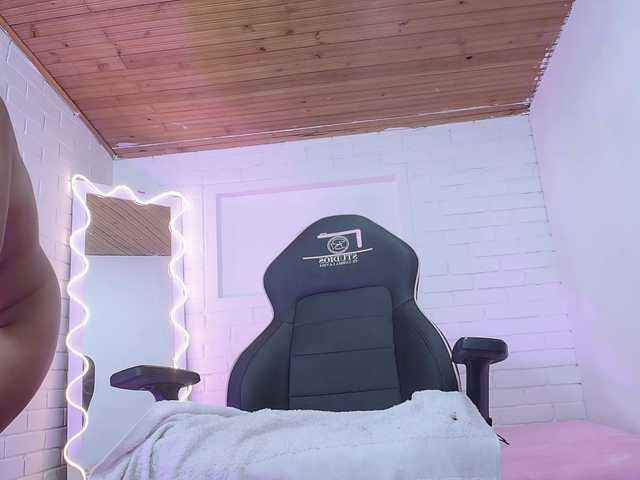 Live sex webcam photo for Lexy-tay #291536833