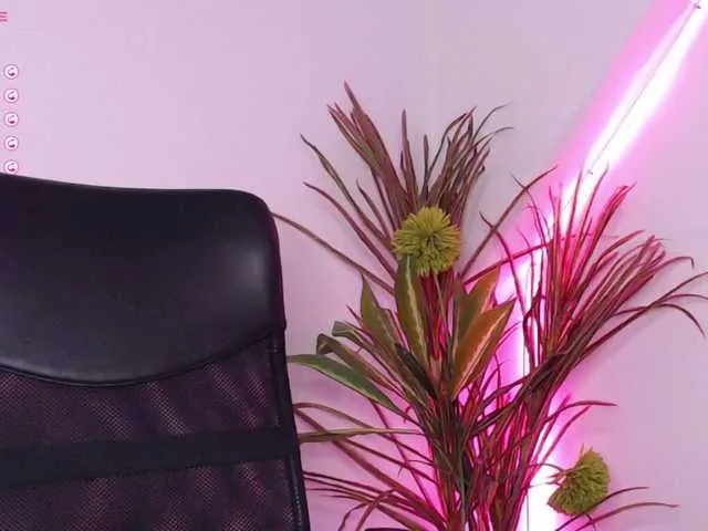 Live sex webcam photo for Lexyjoyce #277761531