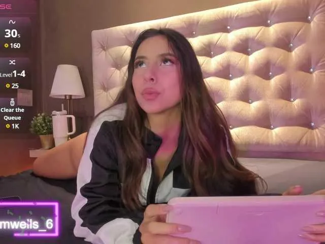 Live sex webcam photo for LiaCromwell #290788252