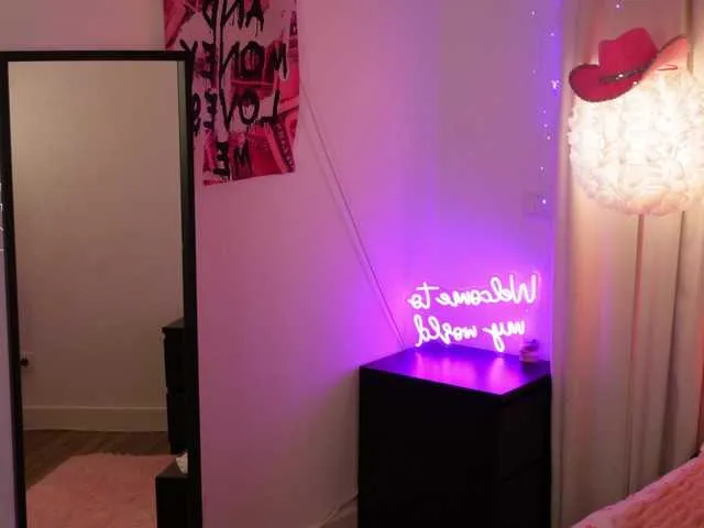 Live sex webcam photo for LiaGotti #291443898