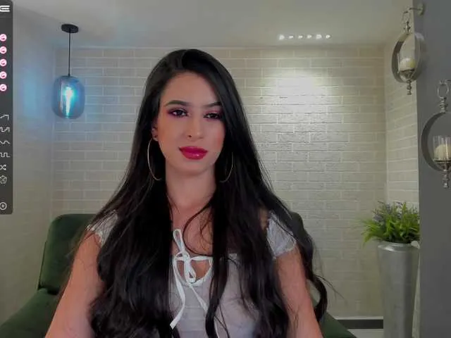 Live sex webcam photo for LiaPearce #288041768
