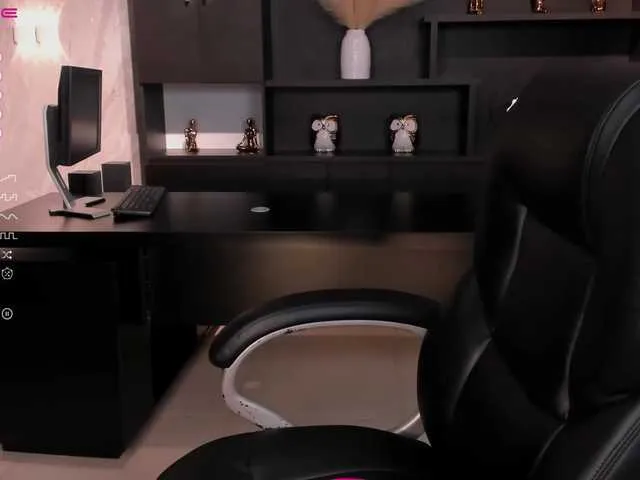 Live sex webcam photo for LiaPearce #288041805