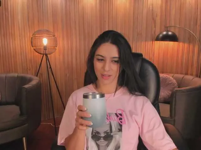 Live sex webcam photo for LiaPearce #288041830