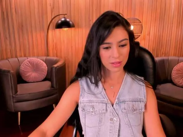 Live sex webcam photo for LiaPearce #288041831