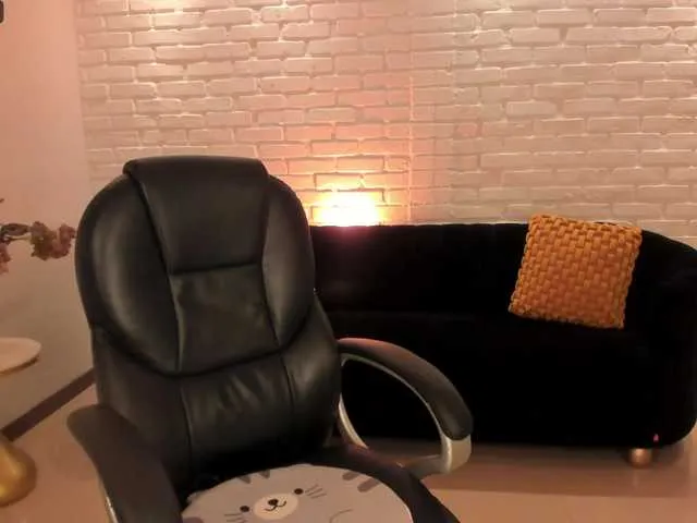 Live sex webcam photo for LiaPearce #288041878
