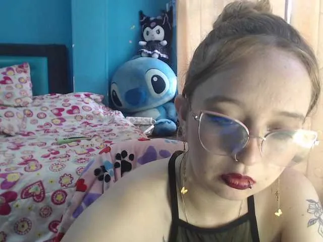 Live sex webcam photo for LiaaRoberts #290560406