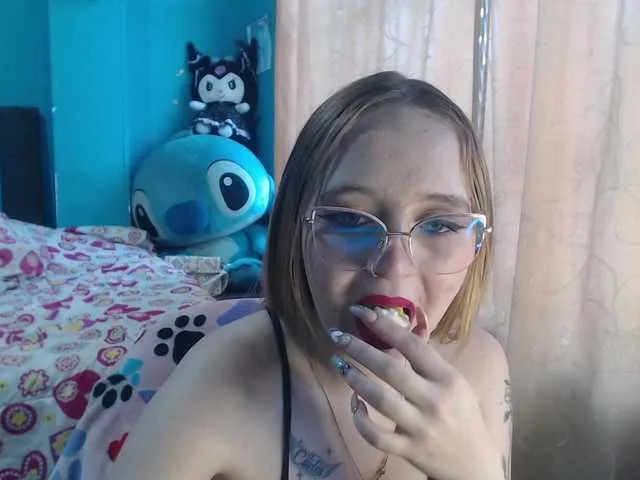 Live sex webcam photo for LiaaRoberts #290600261