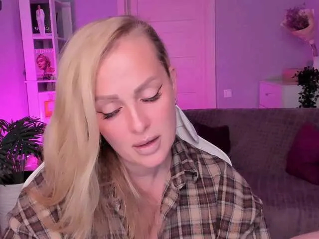 Live sex webcam photo for LibbyNora #291765744