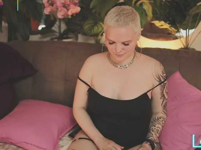 Live sex webcam photo for LikaBerry #292128536