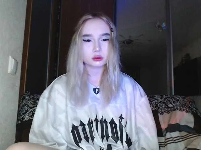 Live sex webcam photo for LilCharliey #290880021