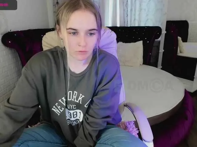 Live sex webcam photo for LiliLamour #271965808