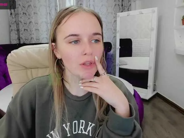 Live sex webcam photo for LiliLamour #272081593