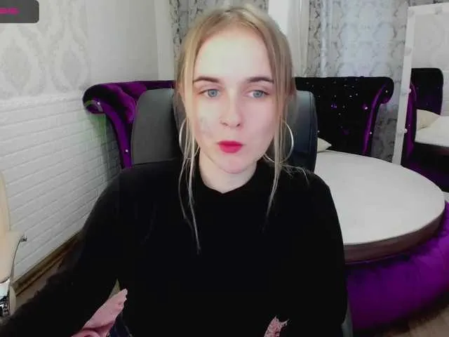 Live sex webcam photo for LiliLamour #272329400