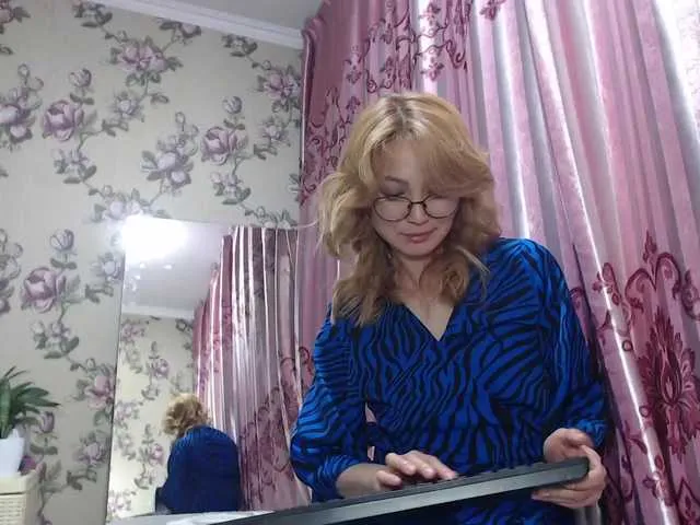 Live sex webcam photo for LiliToli1 #291140920