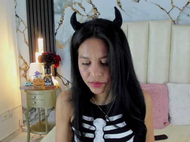 Live sex webcam photo for Lilithmars69 #292160476